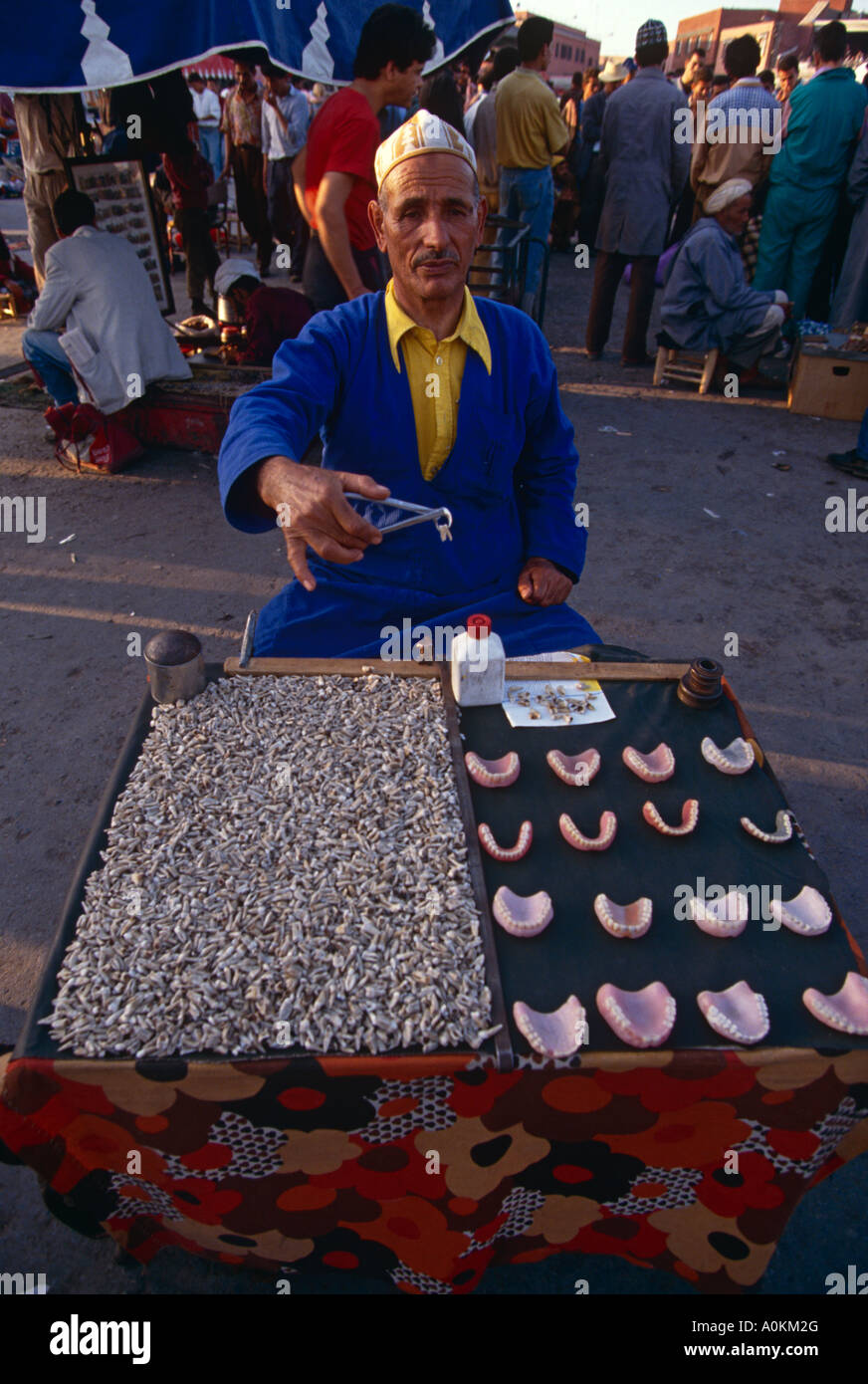 Verkauf von Zähnen und Zahnersatz im Markt der Djemma el Fna in Marrakesch, Marokko Stockfoto