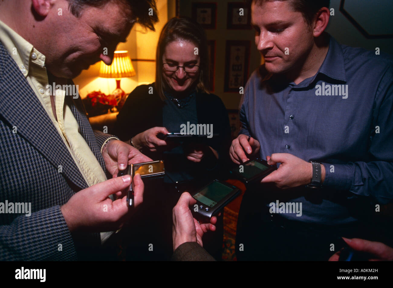 Ein Treffen des ersten Dienstag Clubs in Portman Square, London. Mitglieder mit Palm V Veranstalter tauschen Informationen über infra rot Stockfoto