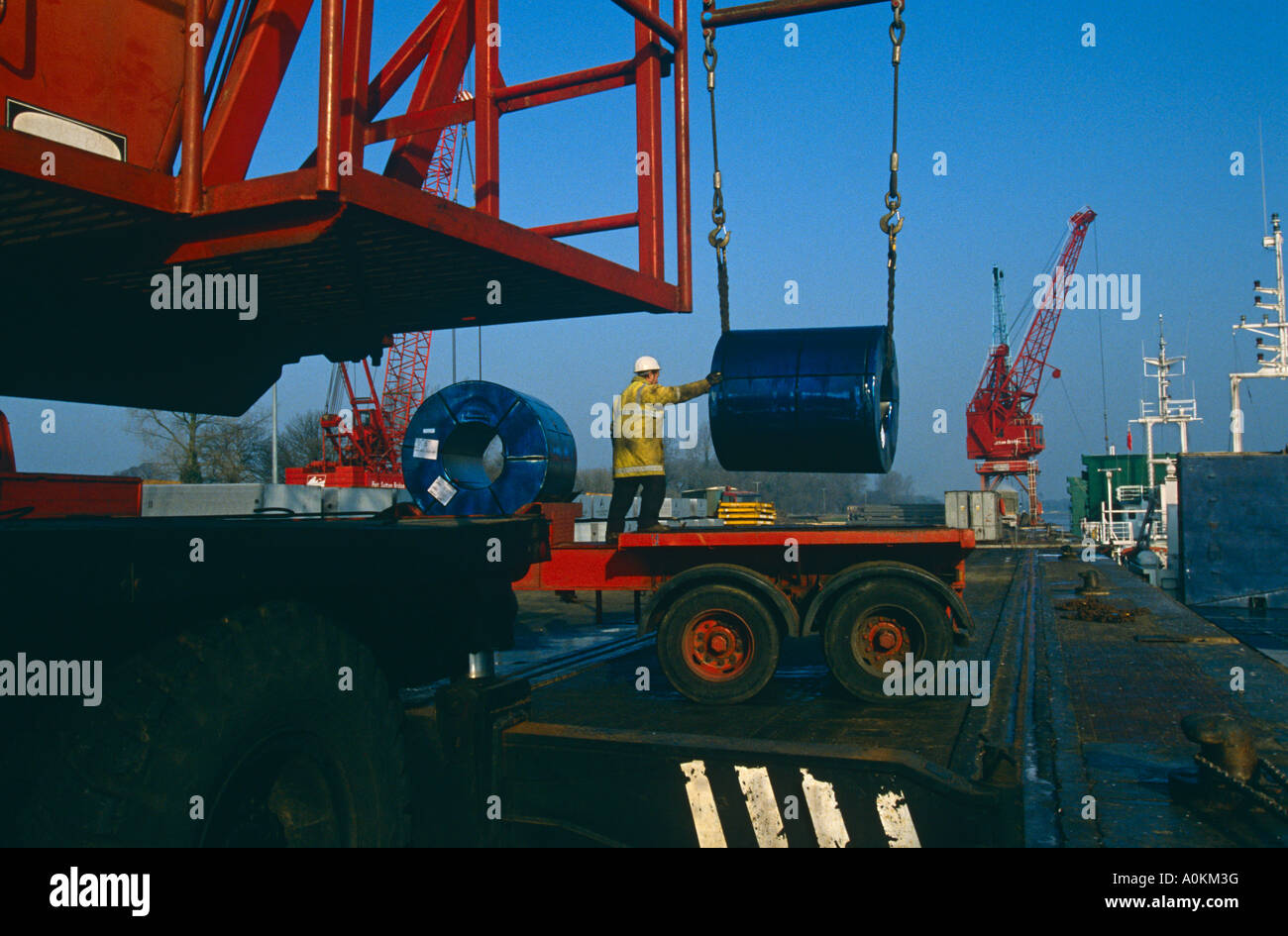 Entladen eines Containerschiffes in Immingham Docks in der Nähe von Grimsby, Lincolnshire UK Stockfoto