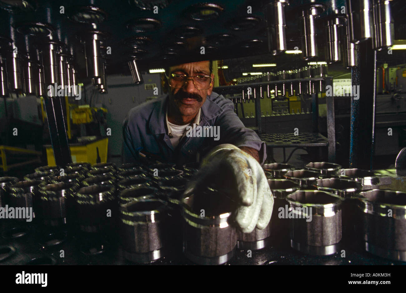 Ein Arbeiter sortiert Autoteile in einer GKN-Fabrik in England Stockfoto