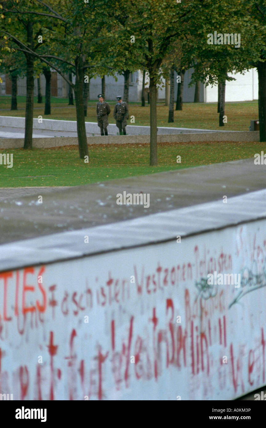DDR-Grenzsoldaten patrouillieren die Berliner Mauer in der DDR 1985 Stockfoto