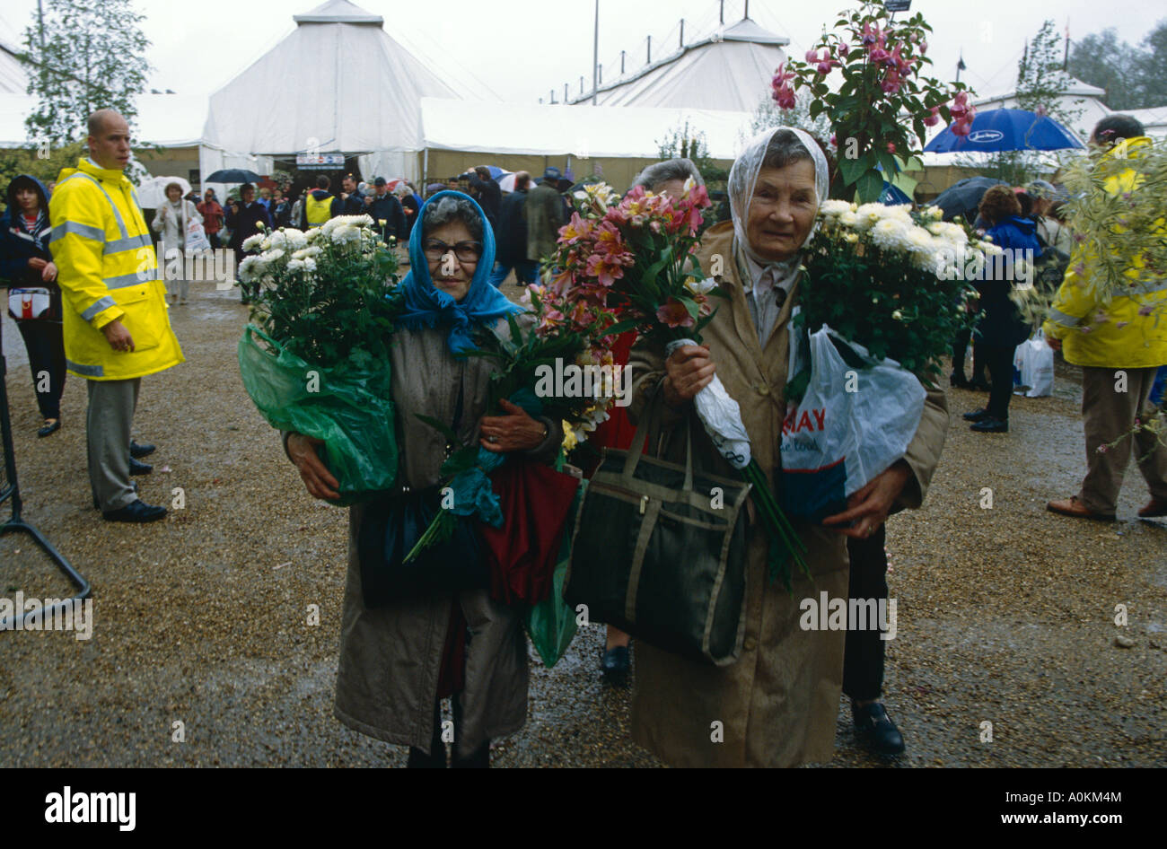 Besucher verlassen Chelsea Flower Show im Regen, im Mai in Chelsea, London Stockfoto