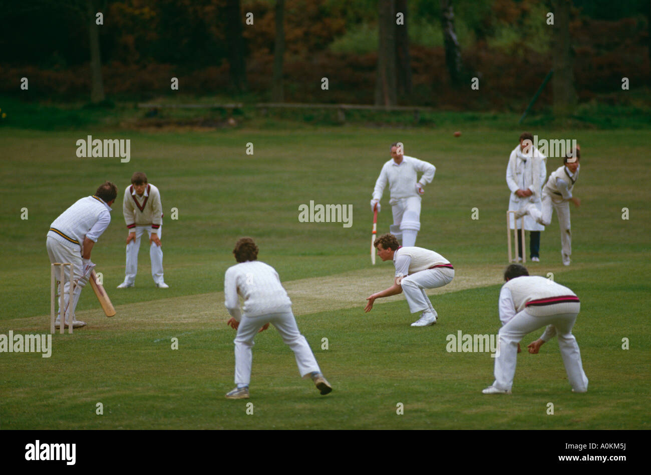 Dorf-Cricket-Match am Blackheath Guildford Surrey Stockfoto