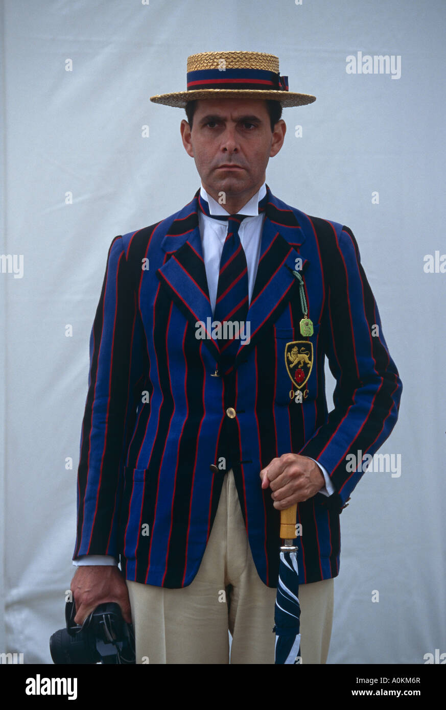 Ein Mann mit Rudern Club Strohhut Hut und Blazer in Henley Royal Regatta, Oxfordshire UK Stockfoto