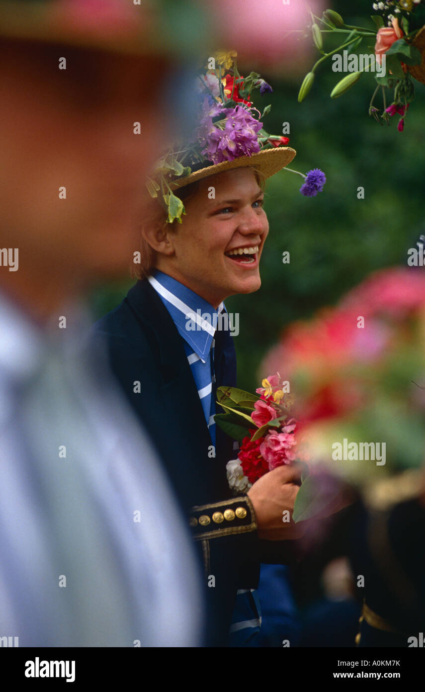 Eton College in Berkshire hält eine jährliche vierte Juni Zeremonie wo die jungen nach unten tragen Stroh Bootsfahrer Themse Rudern Stockfoto