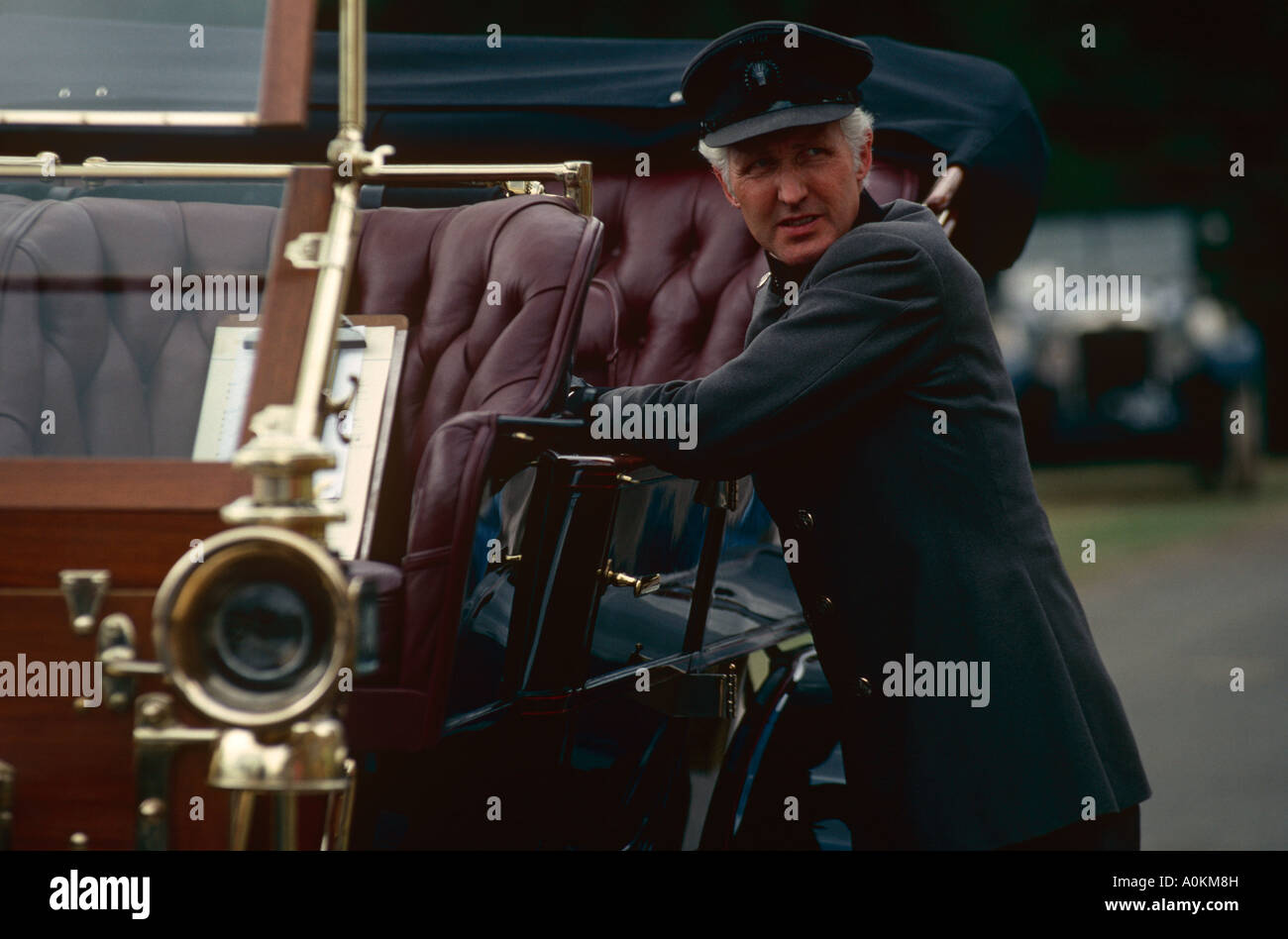 Ein Chauffeur alten Rolls-Royce mit Louis Vuitton Classic Concours d ' Elegance in Stowe in England Gefahren Stockfoto