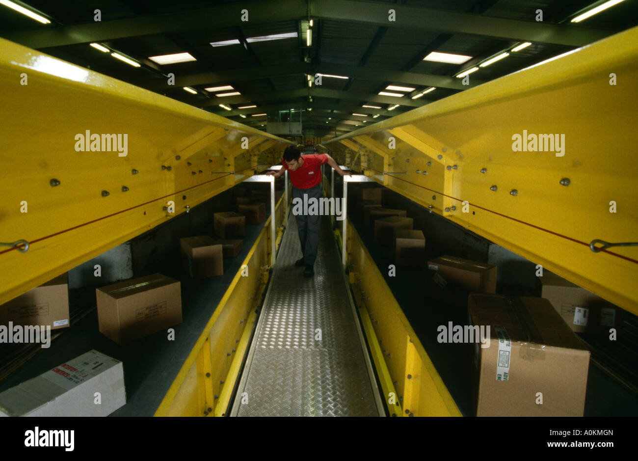Feeder-Förderband an TNT Kuriere Paket Zentrum Hub Distributionszentrum in Atherstone, Warwickshire, England Stockfoto