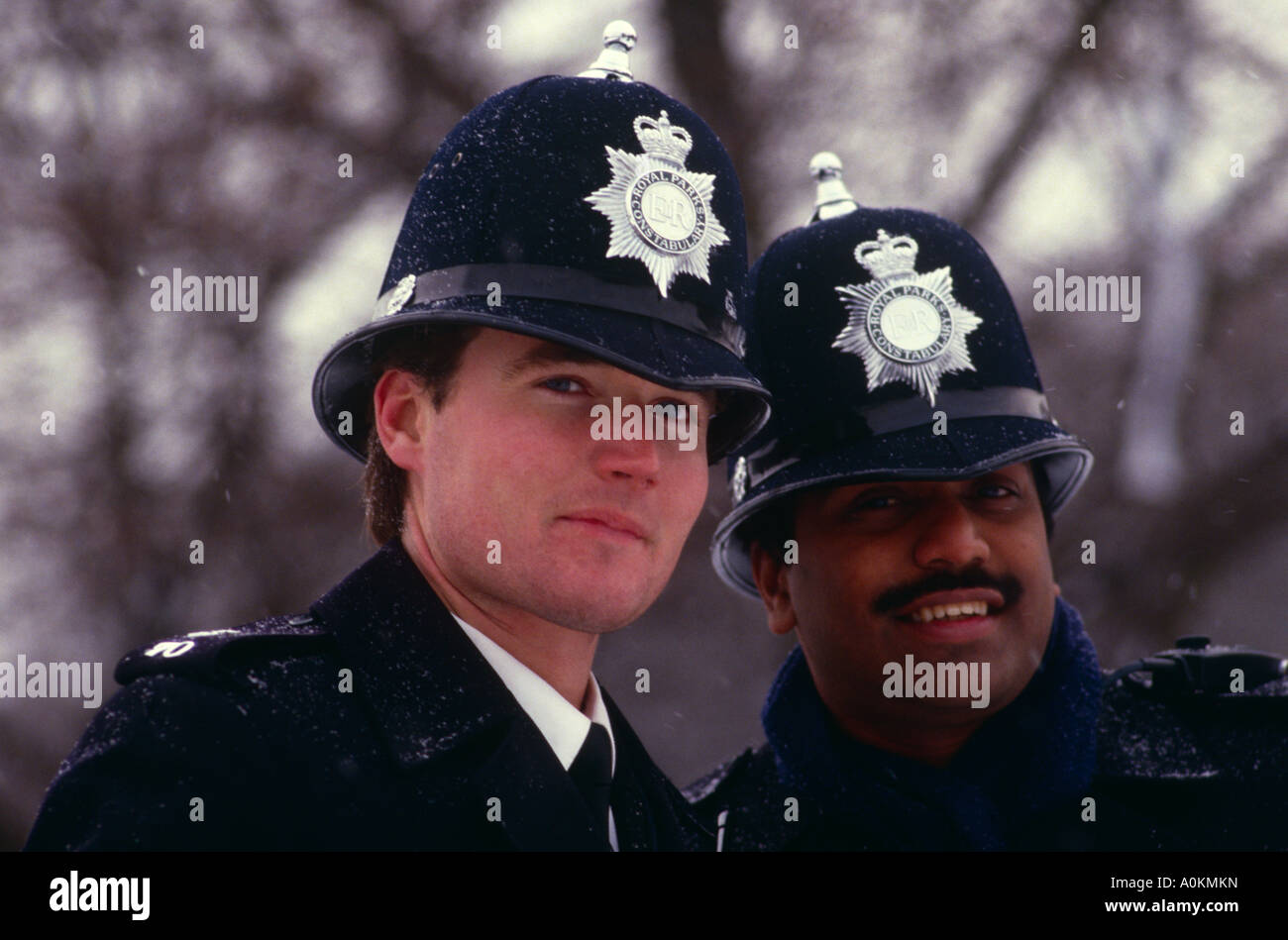 Zwei Offiziere der Metropolitan Police an einem Wintertag in London, England Stockfoto