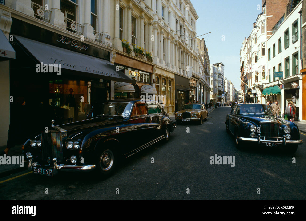 New Bond Street in London. Heimat der Luxusgeschäfte wie Karl Lagerfield mit Rolls-Royce und Bentley Fahrzeuge parkten außerhalb Stockfoto