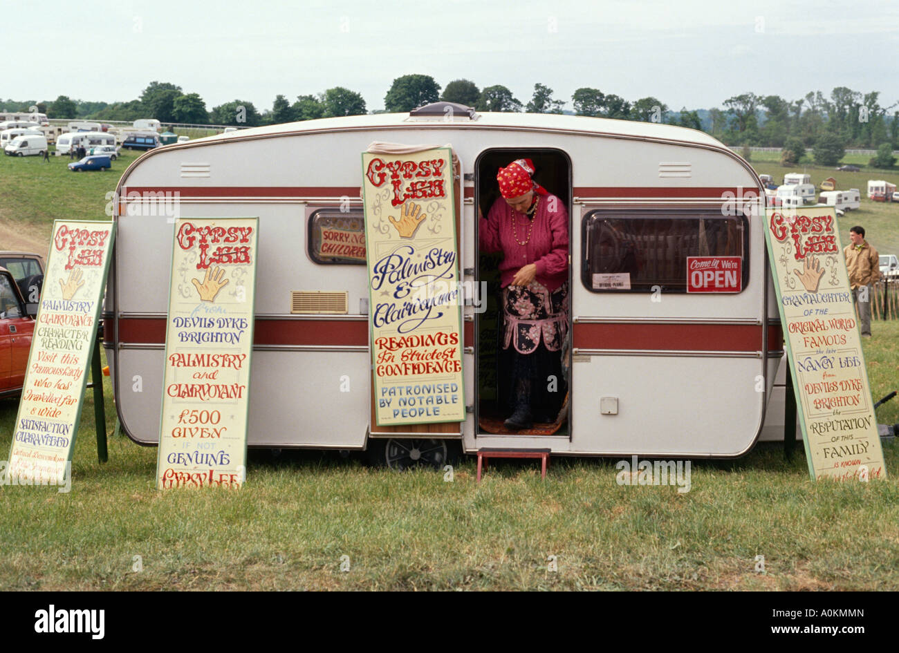 Gypsy Lee, eine Roma-Wahrsagerin in ihrem Wohnwagen auf Epsom Downs am Derby-Tag in Epsom, Surrey UK Stockfoto