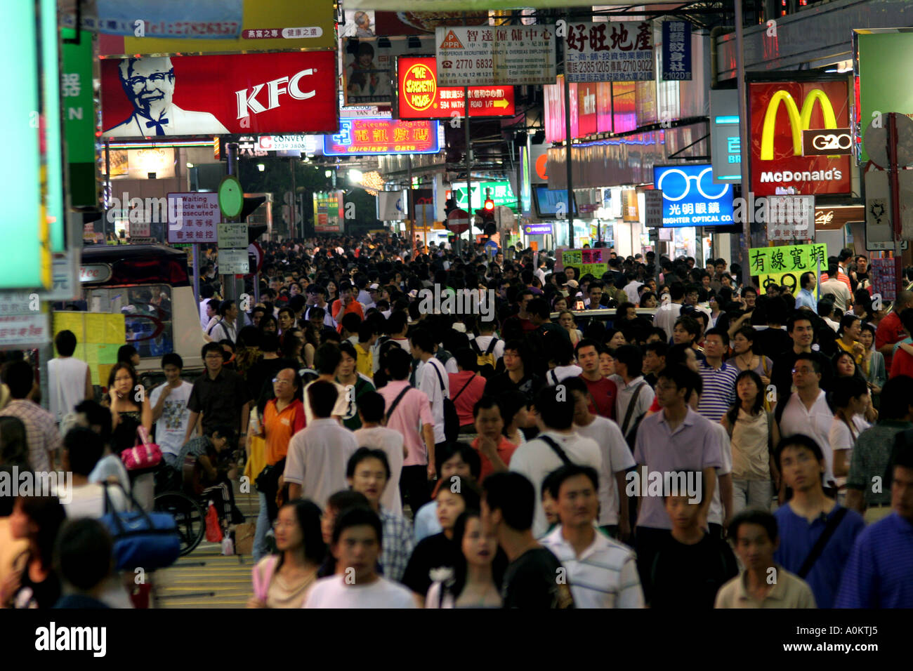 Meer von Menschen jeden Abend außerhalb Läden, Geschäfte und Restaurants in Mong Kok Night Market, Hongkong, China Stockfoto