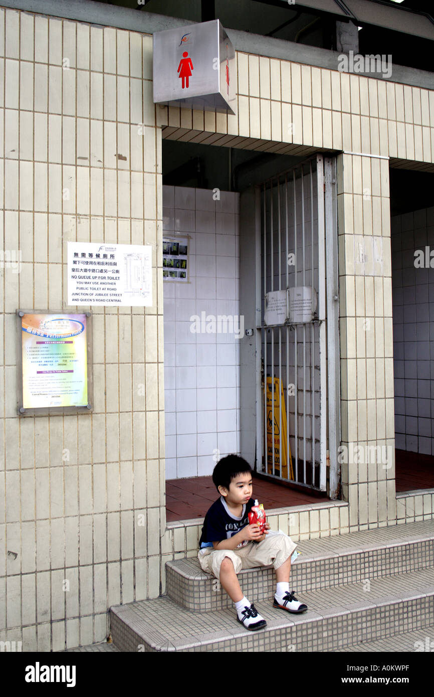 Boy wartet Mutter auf der Toilette in der alten Central Market Central, Hong Kong Stockfoto