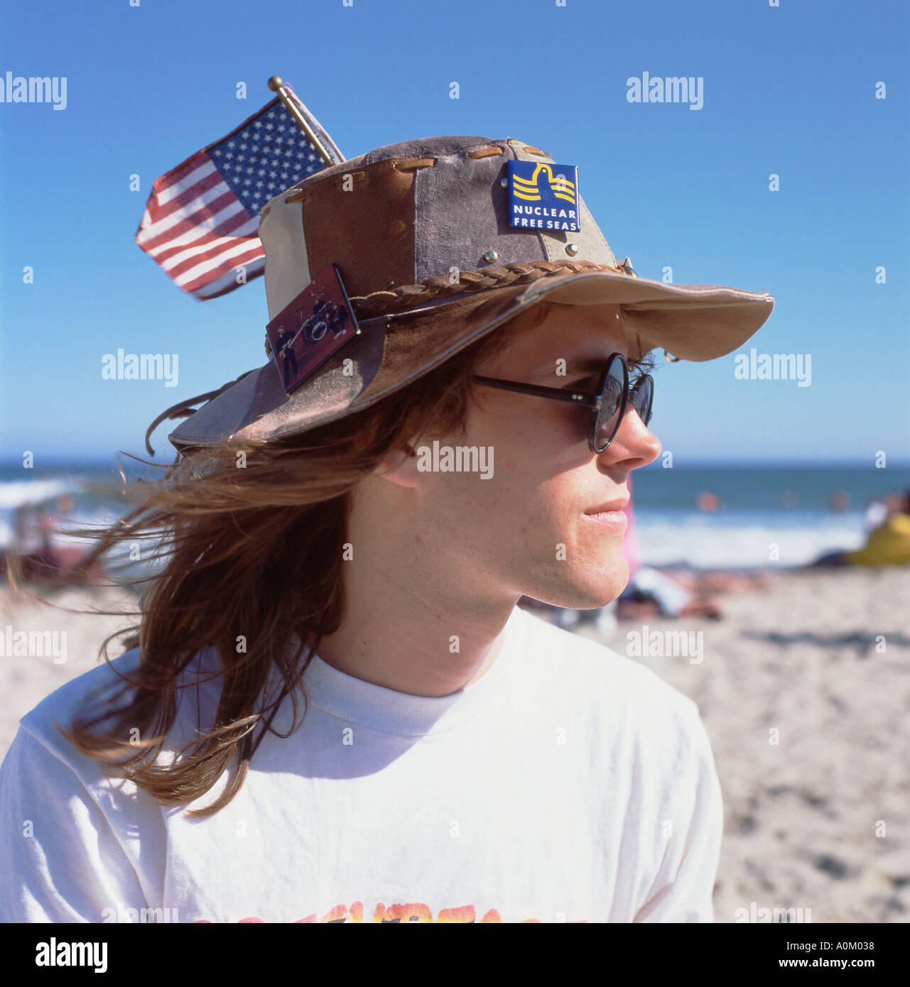 Ein junger Mann tragen Greenpeace Atom freien Meere Abzeichen und eine amerikanische Flagge auf seinen Hut Malibu LA California USA KATHY DEWITT Stockfoto