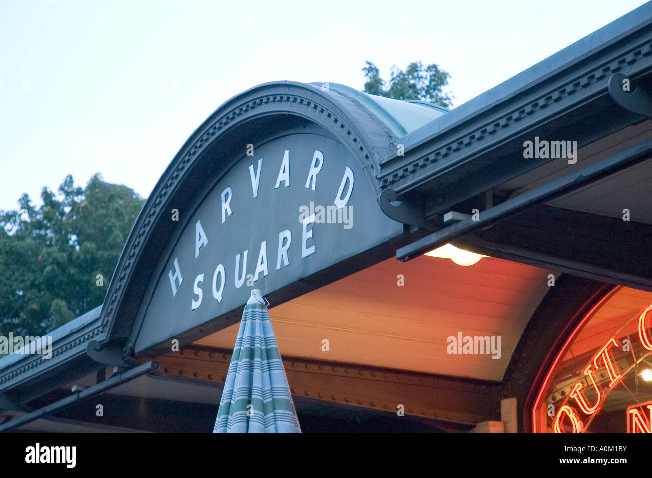 Harvard Square Schild am Out of Town News, Harvard, Cambridge, Massachusetts Stockfoto