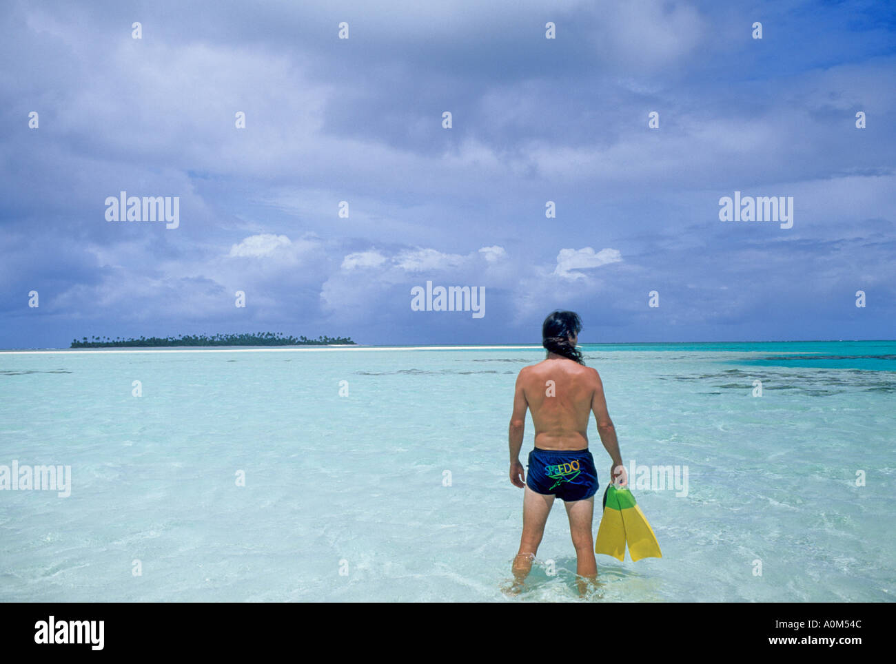 Mann mit Schnorchel Ausrüstung Umfragen Aitutaki Lagoon-Cook-Inseln Stockfoto