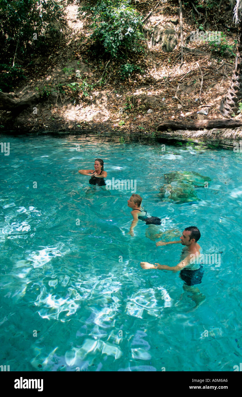 Touristen genießen Wikki Warm Springs, YankariNationalpark in Nigeria