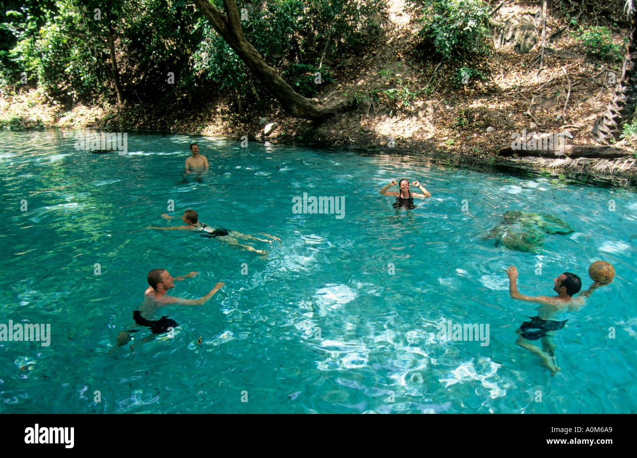 Touristen genießen Wikki Warm Springs, YankariNationalpark in Nigeria