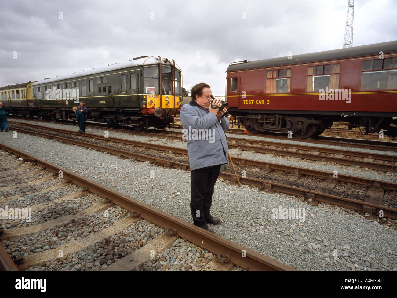 Eisenbahnfreunde warten auf den nächsten Zug an der Station Crewe in England Stockfoto