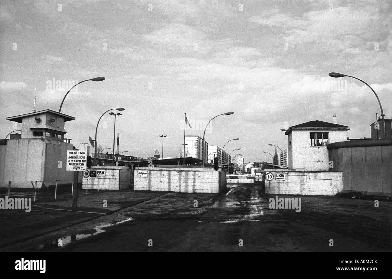 Kreuzung Grenzübergang (n.b. Dies ist nicht der Checkpoint Charlie) in West-Berlin im Jahr 1983 Stockfoto