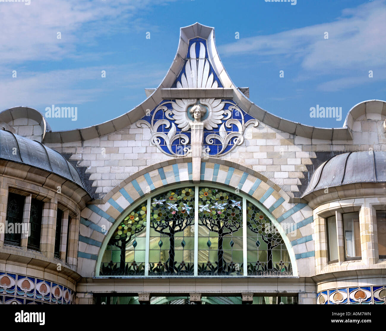 Nahaufnahme des Jugendstil Giebel und Buntglas-Fenster über dem Eingang der Royal Arcade Shopping centre, Norwich. Stockfoto