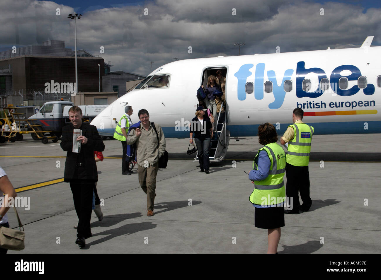 Passagiere aussteigen von Flybe Dehavilland dash 8 Flugzeuge am Flughafen Edinburgh Stockfoto