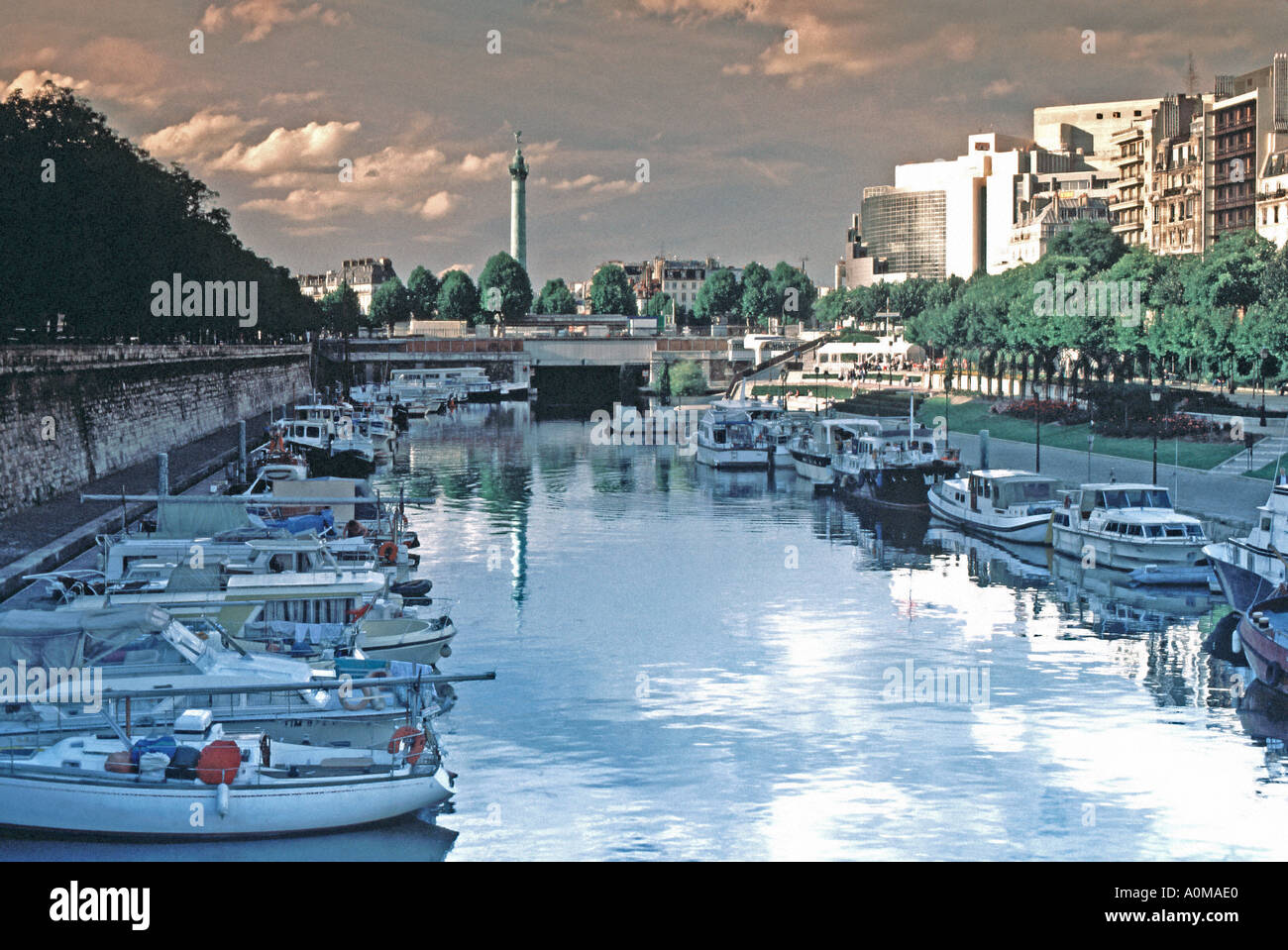 Paris Frankreich "Canal St Martin" la Bastille mit 'Juli Column' Boote am Wasserweg im "Stadtzentrum" Stockfoto