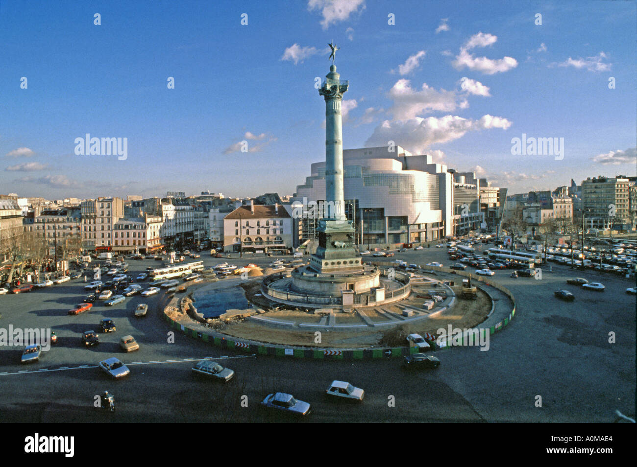 Paris Frankreich, Place de la Bastille mit der „Juli-Säule“, dem Operntheater, dem Reisezirkel, dem Straßenverkehr (Archivfoto) paris Fahren, Stockfoto