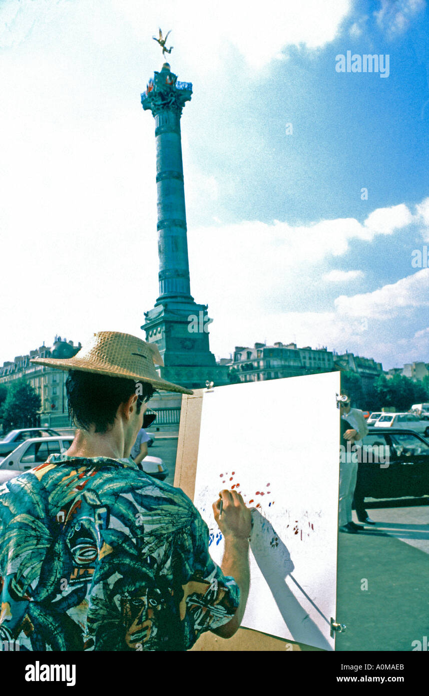 Paris Frankreich, Monument Juli Säule auf dem Bürgersteig „Place de la Bastille“ Künstler Sketching, Künstlerleinwand in Hut, Bastille Paris Zeichnung Stockfoto