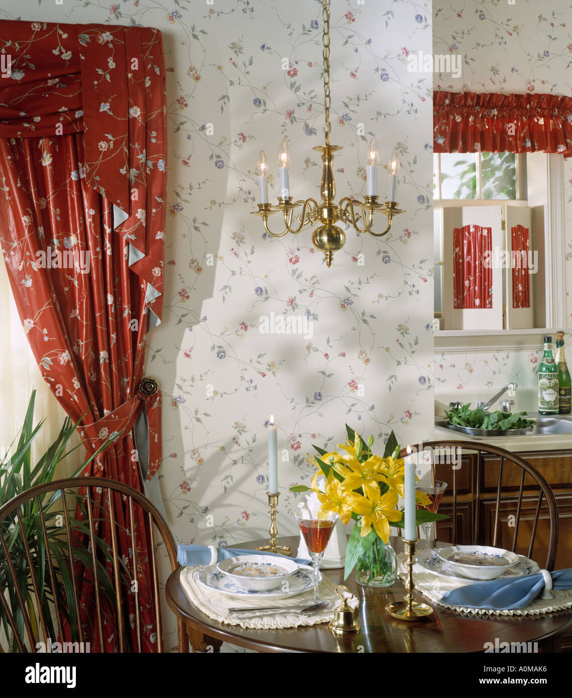 innen Tapete Küche Esszimmer Esszimmer Küche informellen Rahmen sitzt  Kerzen Gardinen Stockfotografie - Alamy