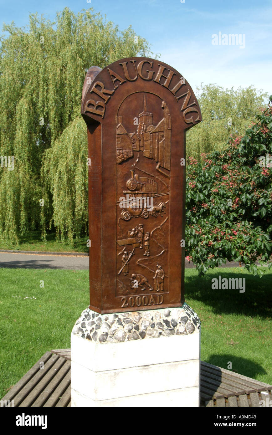 Ungewöhnliche Braughing ländlichen Gemeinde Schild auf Sockel auf kleinen Dorf grün mit Schnitzereien der lokalen historischen Merkmale Hertfordshire England Großbritannien montiert Stockfoto