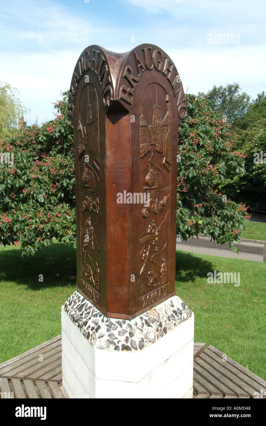 Ungewöhnliche Braughing ländlichen Gemeinde Schild auf Sockel auf kleinen Dorf grün mit Schnitzereien der lokalen historischen Merkmale Hertfordshire England Großbritannien montiert Stockfoto