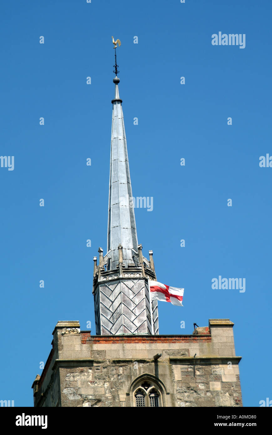 Ashwell Dorf Pfarrei Kirchturm und Turm, Flag of Saint George fliegen Stockfoto