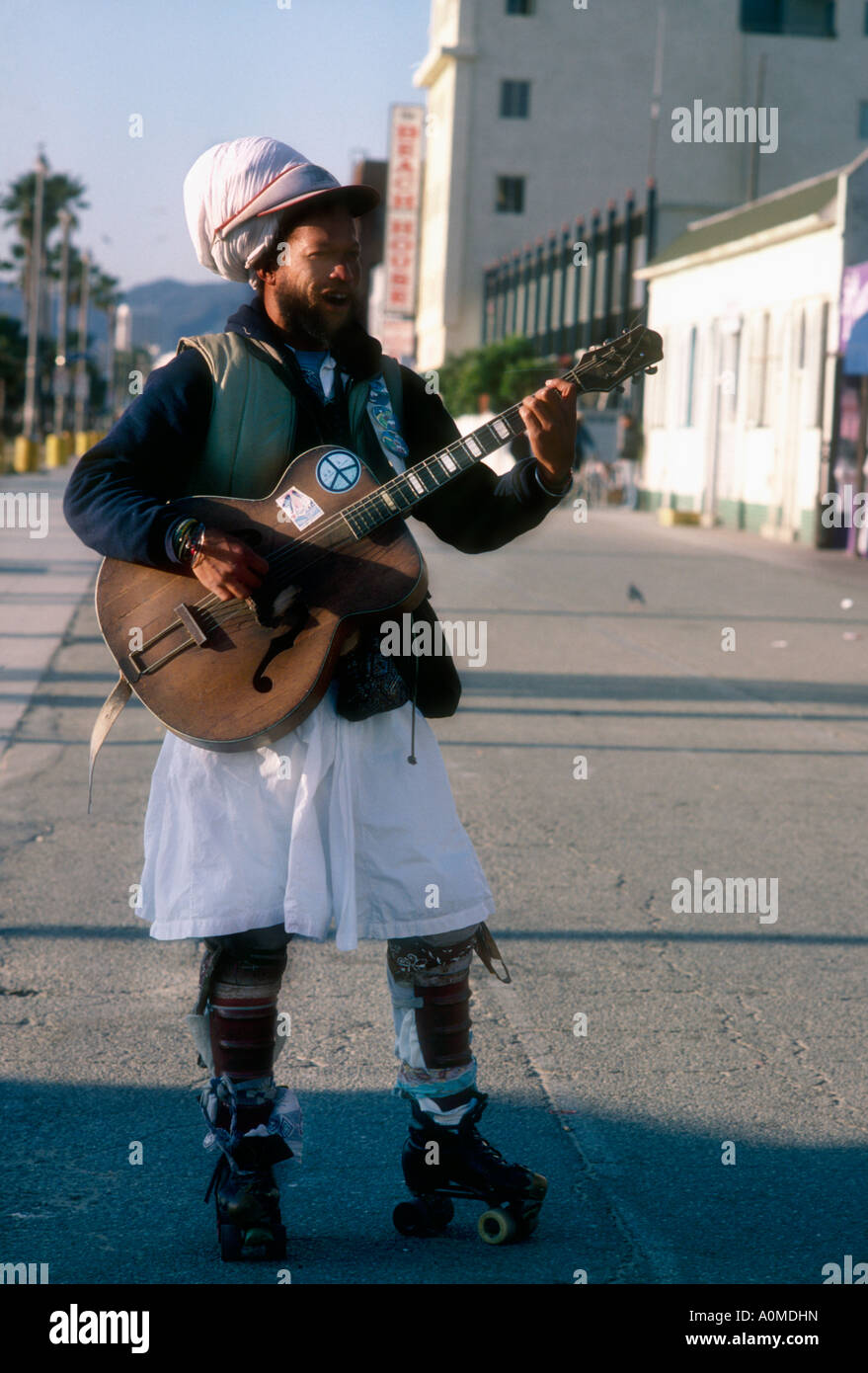 Man playing guitar venice beach Fotos und Bildmaterial in hoher