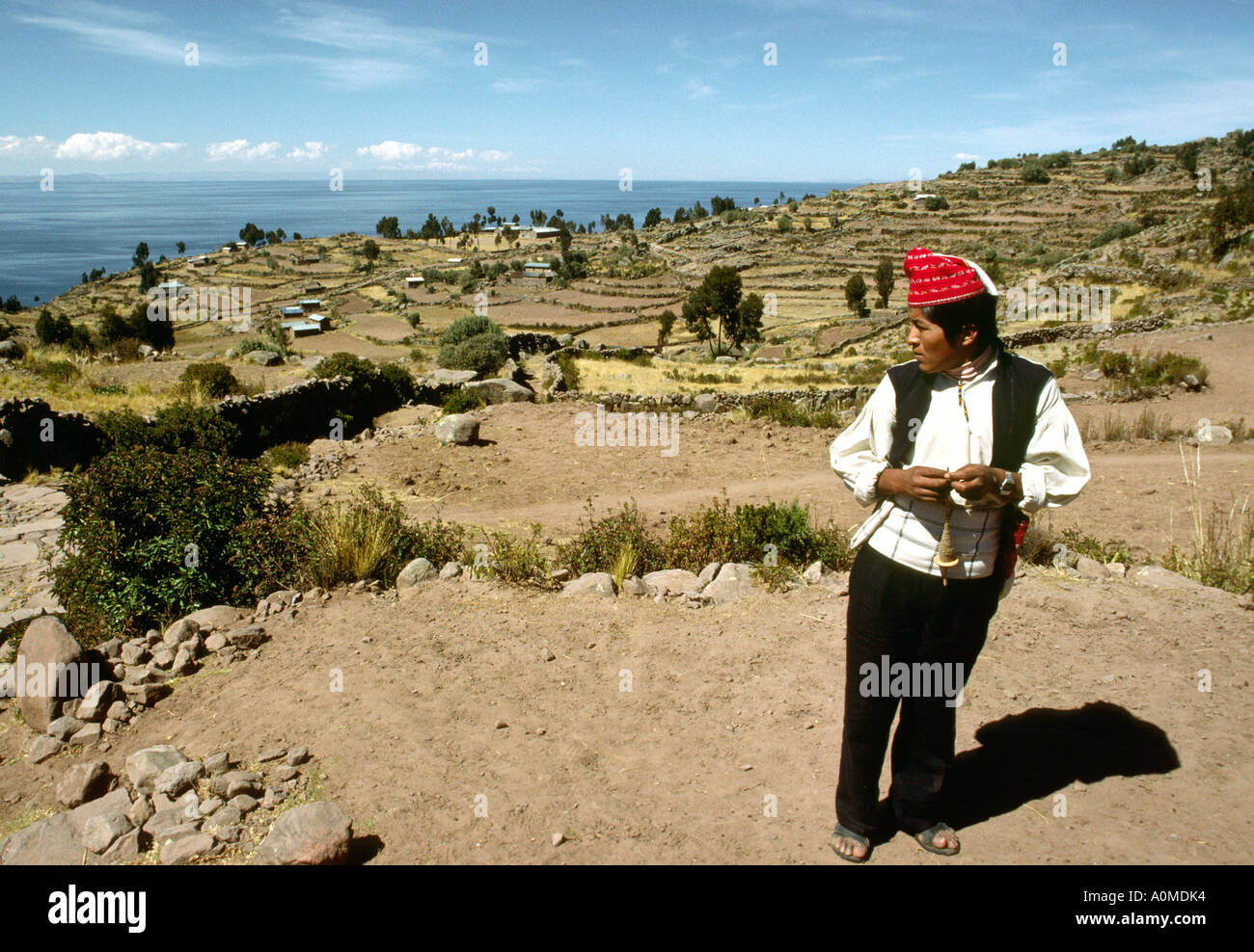Peru Lake Titicaca Insel Taquile Insulaner Wolle spinnen Stockfoto