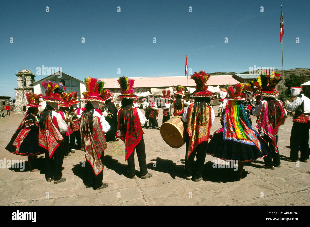 Peru Lake Titicaca Insel Taquile Tänzer im Quadrat Stockfoto