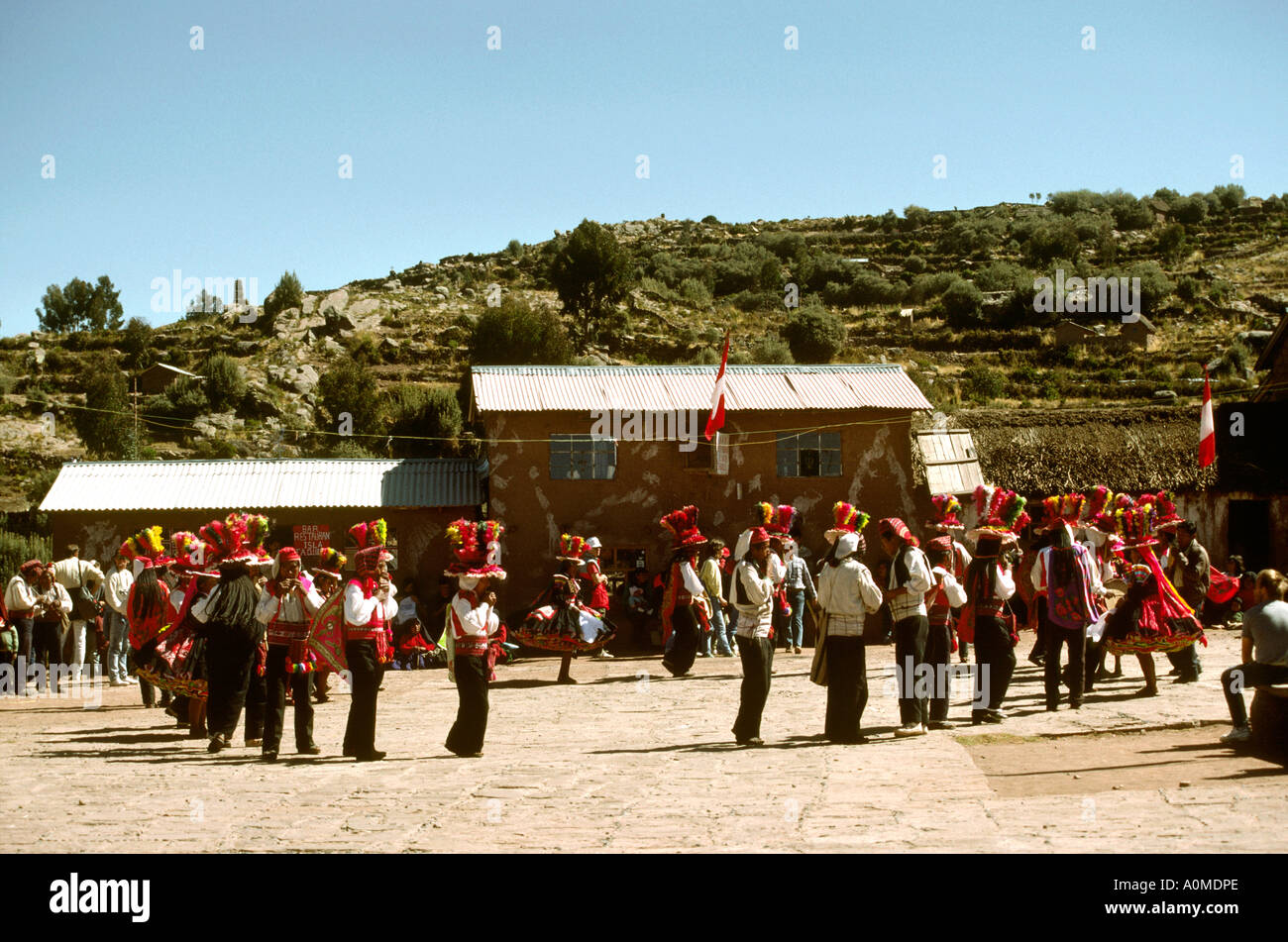 Peru Lake Titicaca Insel Taquile Tänzer im Quadrat Stockfoto