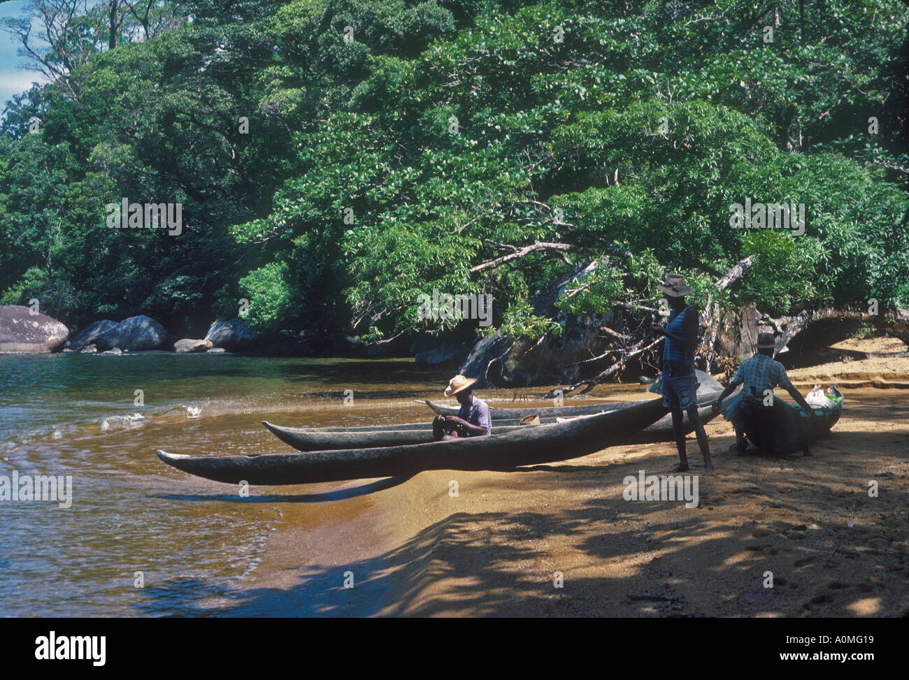 Afrika-Madagaskar-Menschen mit Kanus am Strand von Nosy Komba ausgegraben Stockfoto