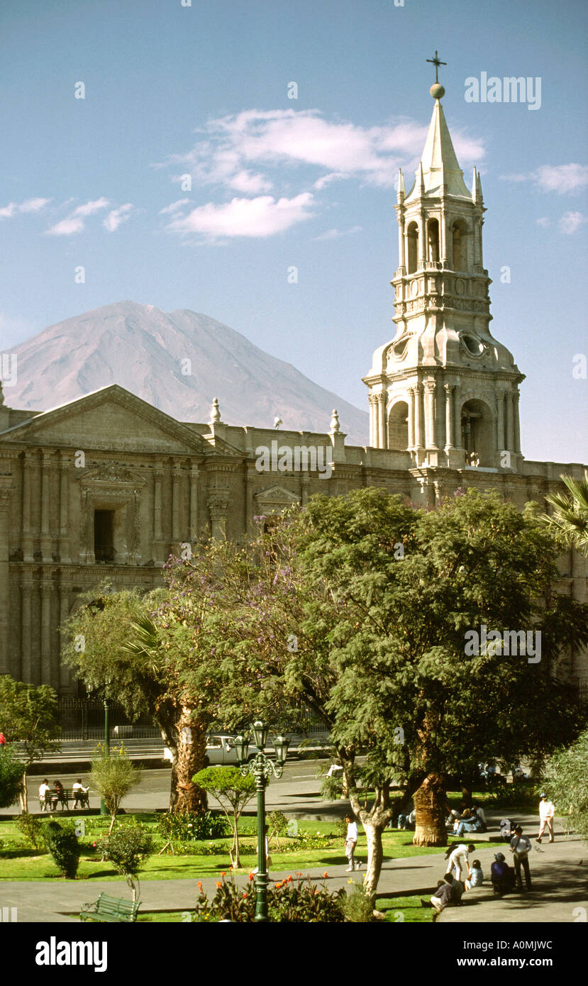 Peru-Arequipa-Kathedrale und El Misti Vulkan Stockfoto