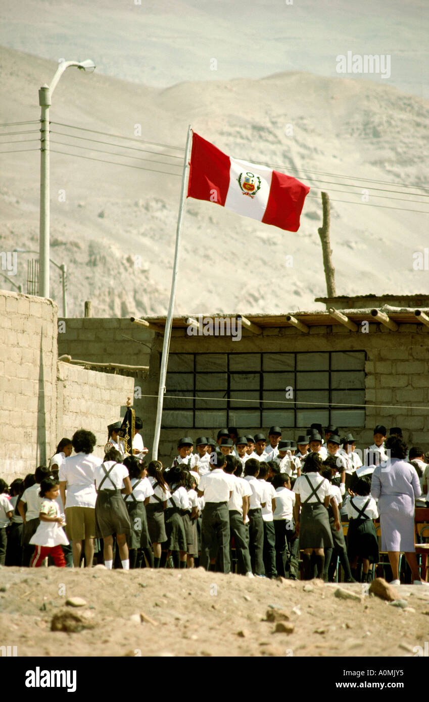 Peru, die Anhebung der peruanischen Flagge in der ländlichen Schule Stockfoto