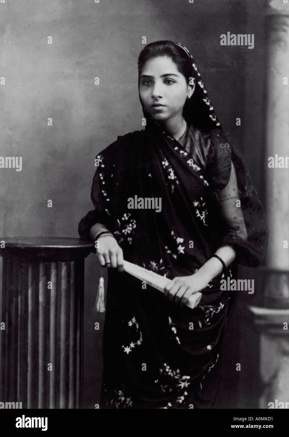 CMP 92052 alte historische Bild einer Frau, gekleidet in Sari Indien Stockfoto