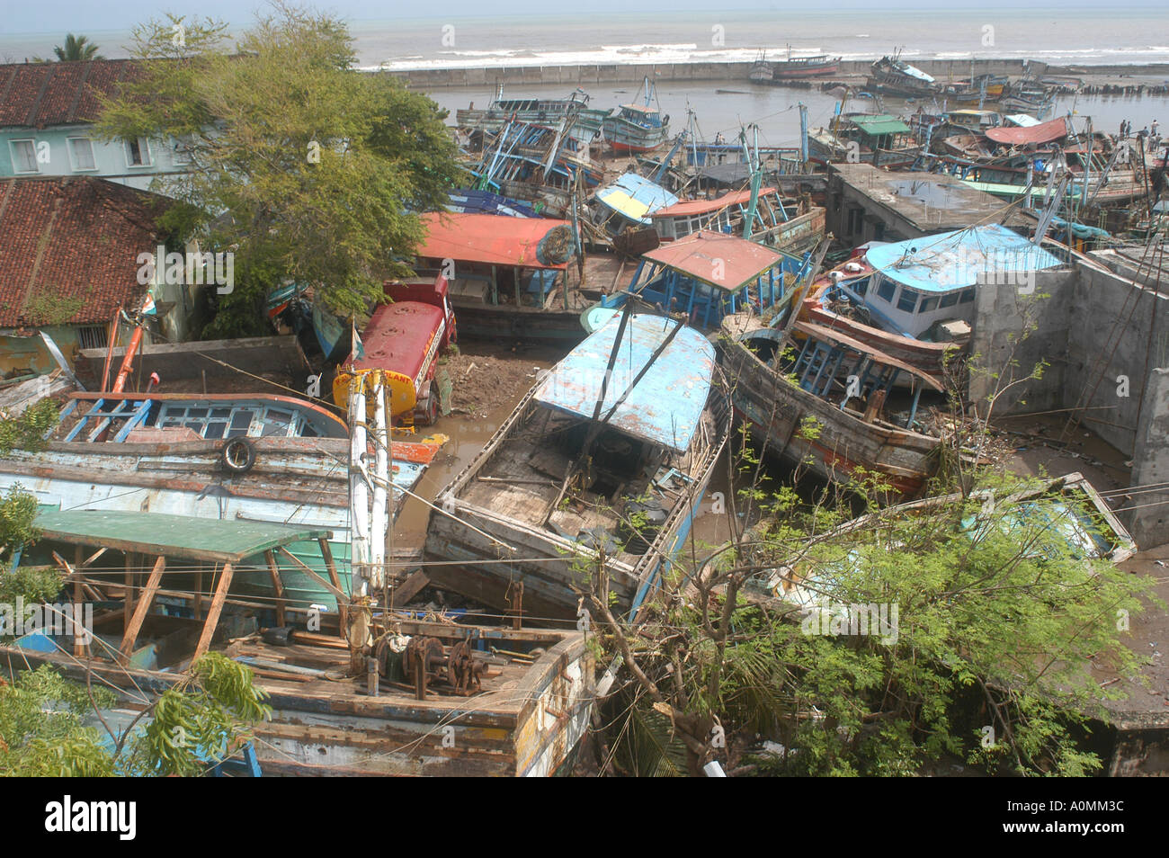 Boote auf dem Land durch Naturkatastrophe Tsunami Erdbeben am Meeresgrund Nagapattinum Velankanni Tamil Nadu indischen Ozean Indien Stockfoto
