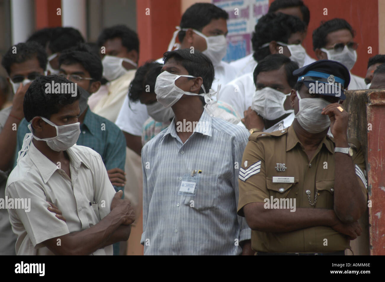 Menschen, die nach dem Tsunami-Erdbeben in Nagapattinum Velankanni Tamil Nadu Indien Masken für Sicherheit und Vorsorge gegen Viren tragen Stockfoto