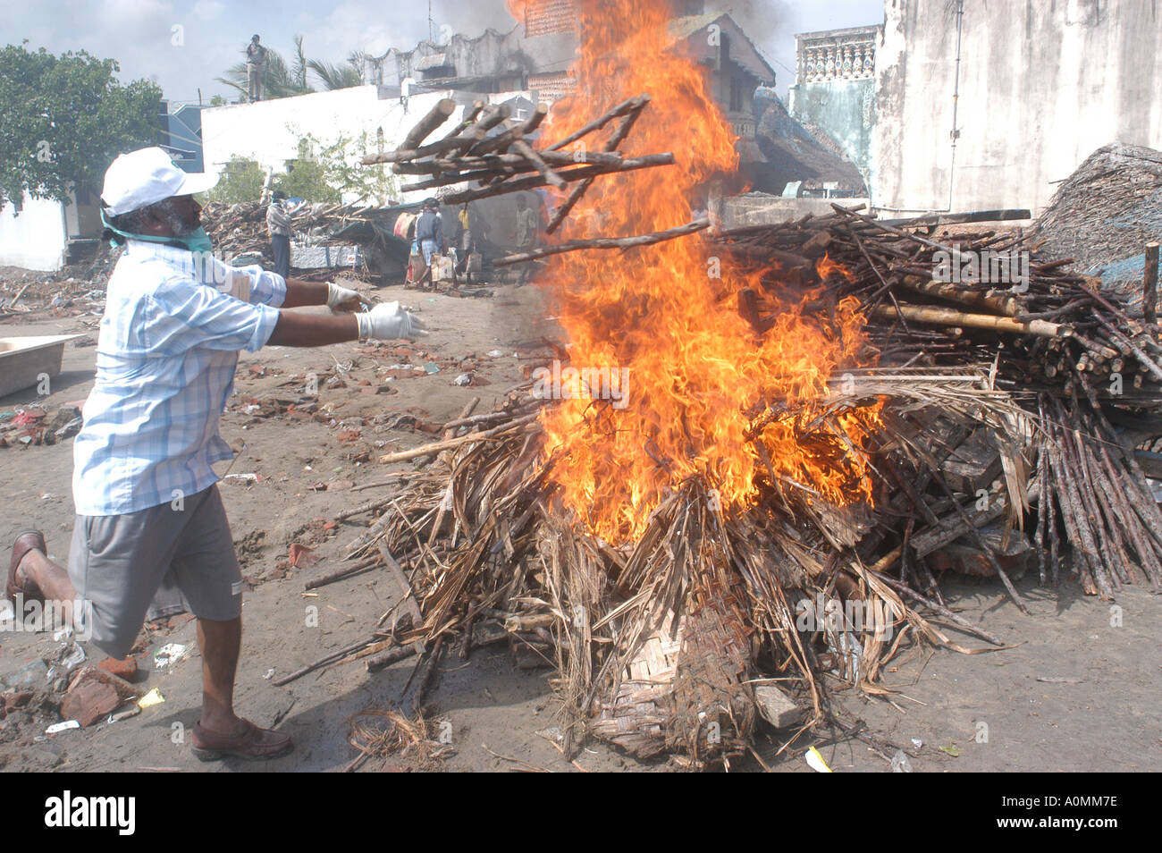 brennenden Scheiterhaufen nach Tsunami Erdbeben Nagapattinum Velankanni Tamil Nadu Indien Stockfoto