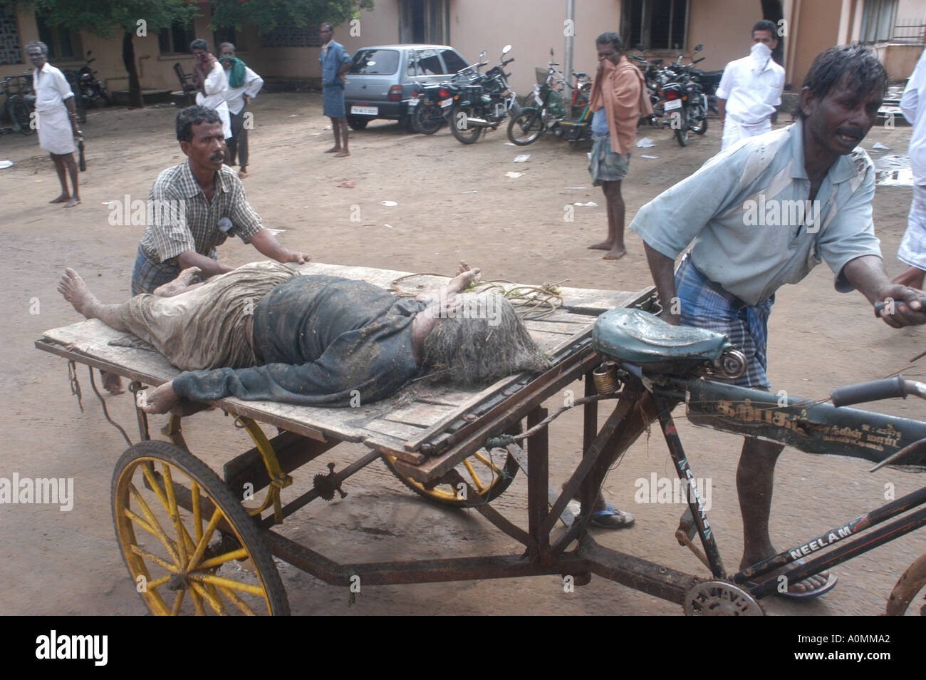 Tote nach Tsunami Erdbeben Nagapattinum Tamil Nadu Velankanni Indien Fahrradrikscha durchgeführt Stockfoto