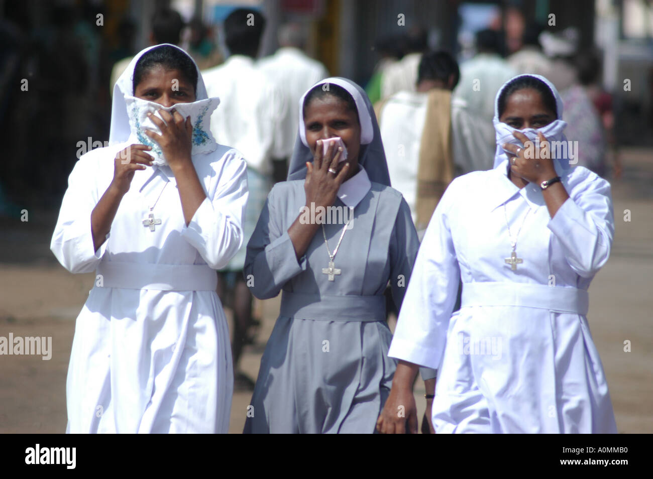 Krankenschwestern mit Masken auf den Gesichtern, um eine Ausbreitung der Krankheit nach dem Tsunami-Erdbeben, Nagapattinum, Velankanni, indien zu verhindern Stockfoto