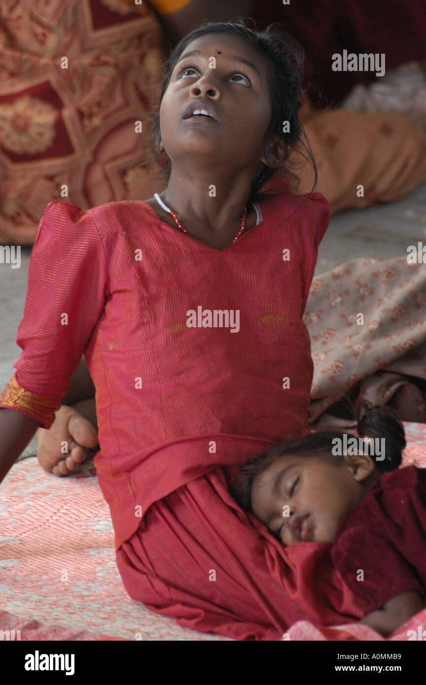 Schwestern, die Eltern nach der Naturkatastrophe Tsunami Erdbeben am Meer warten Stock Nagapattinum Velankanni Tamil Nadu Indien Asien Stockfoto