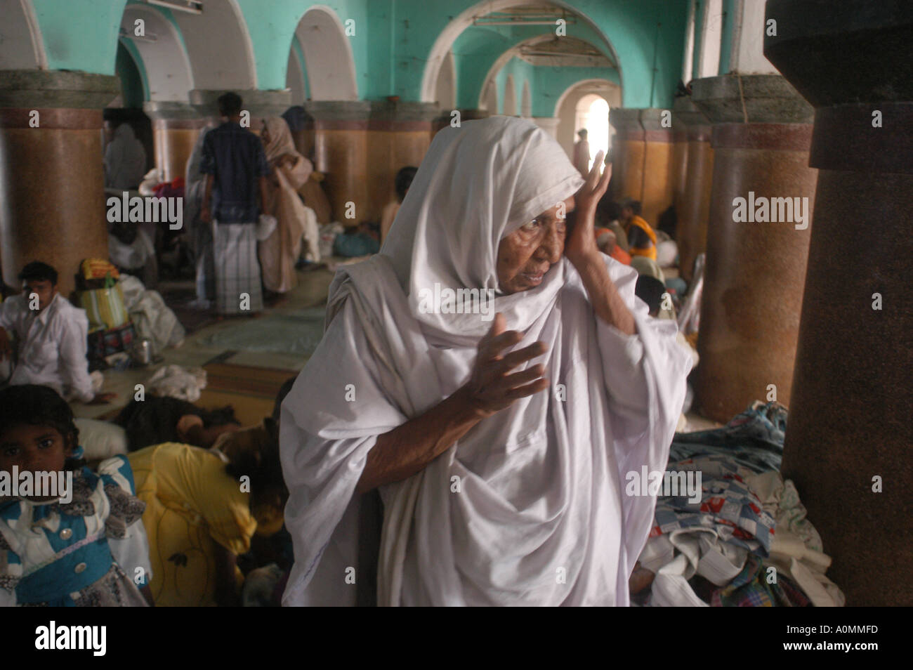 alte Frauen wischte sich Tränen nach Tsunami Erdbeben Nagapattinum Velankanni Tamil Nadu, Indien Stockfoto