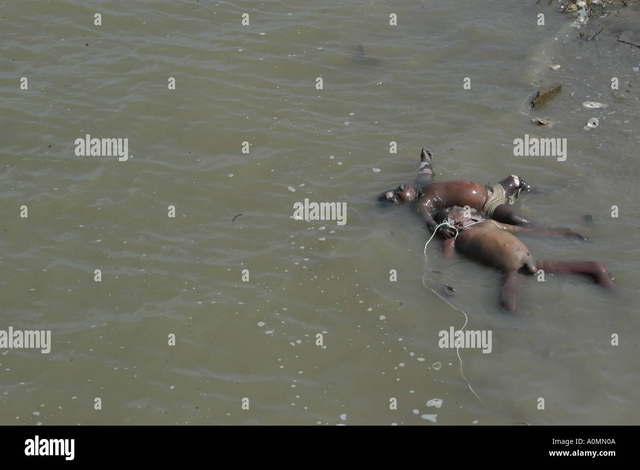 zwei tote Männer im Meer schwimmende Wasser nach Tsunami Erdbeben Nagapattinum Velankanni Tamil Nadu, Indien Stockfoto