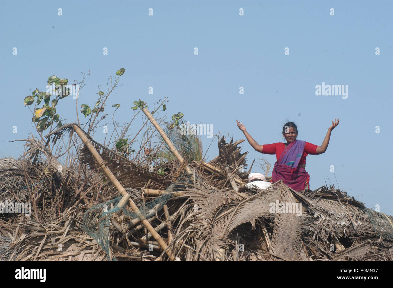 Frau weint und betet zu Gott, um ihre Kraft zu geben Nach dem Tsunami-Erdbeben Nagapattinum Velankanni Tamil Nadu Indien Asien Stockfoto