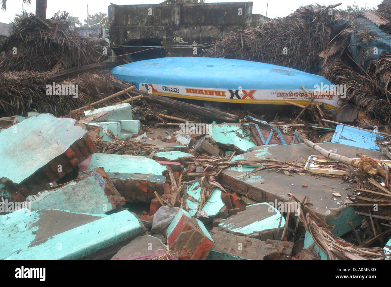 Gebrochene Wand und umgedrehten Boot nach Tsunami Erdbeben Nagapattinum Velankanni Tamil Nadu Indien Stockfoto